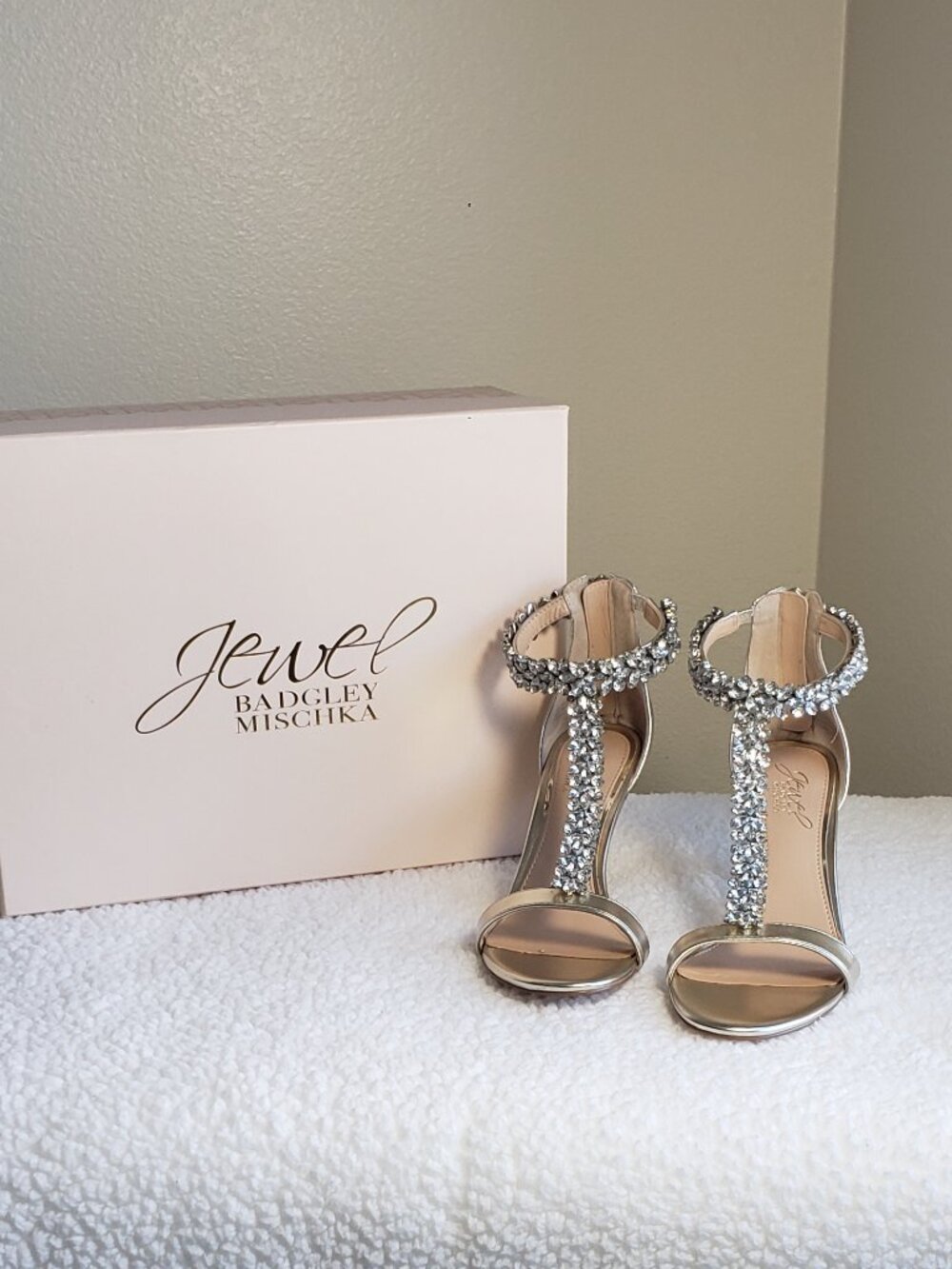 Jewel Badgley Mischka Women's JANNA Gold Rhinestone T-Strap Sandal Heels